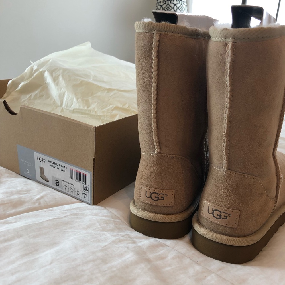 Women’s size 8 Ugg Women’s Classic Short II